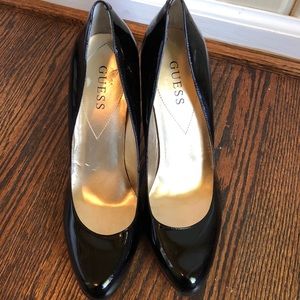 Guess patent leather pumps